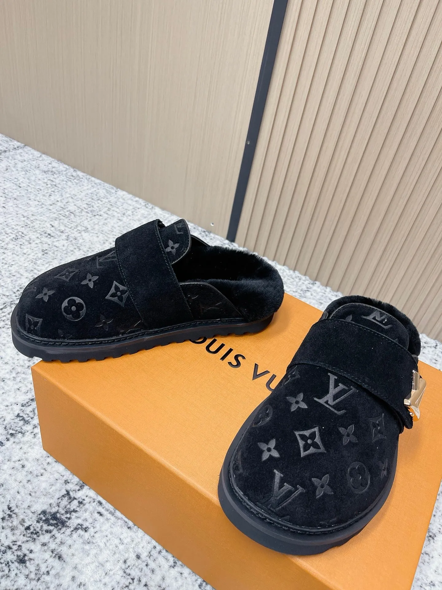 [L Home] P: 500💰 Size: 35-46 (female 40.41, male 45 46 custom-made) Top version Louis vuitton Lv top version LV couple's wool slippers New couple's Birkenstock slippers Cute and loveable, the foot feel is not too good Simple and high-end Sling-hee design Ready to wear and go Good news for lazy people Upper imported cowhide/imported old floral cloth Original hardware buckle, original molded high-density foam outsole. Fabric: Yangjing/classic jacquard fabric. Lining: imported wool lining. Sole: original foam combination sole.